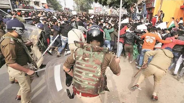 Police showers whoever violates the rules with poles