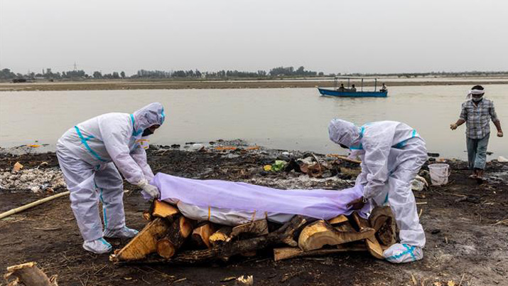 Covid-19 corpses found in and buried by the holy river Ganga